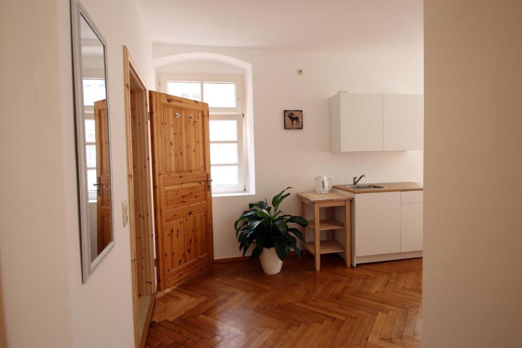 studio-ferienwohnung-mit-kingsize-bett-–-nebengebaude-1-og (3)
