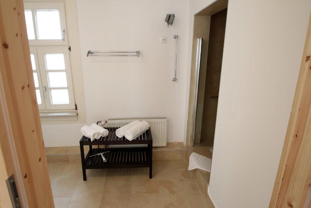 studio-mit-kingsize-bett-und-queensize-bett-nebengebaude-1-og (5)